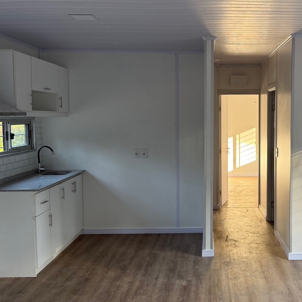 Cocina con mesada y azulejos
