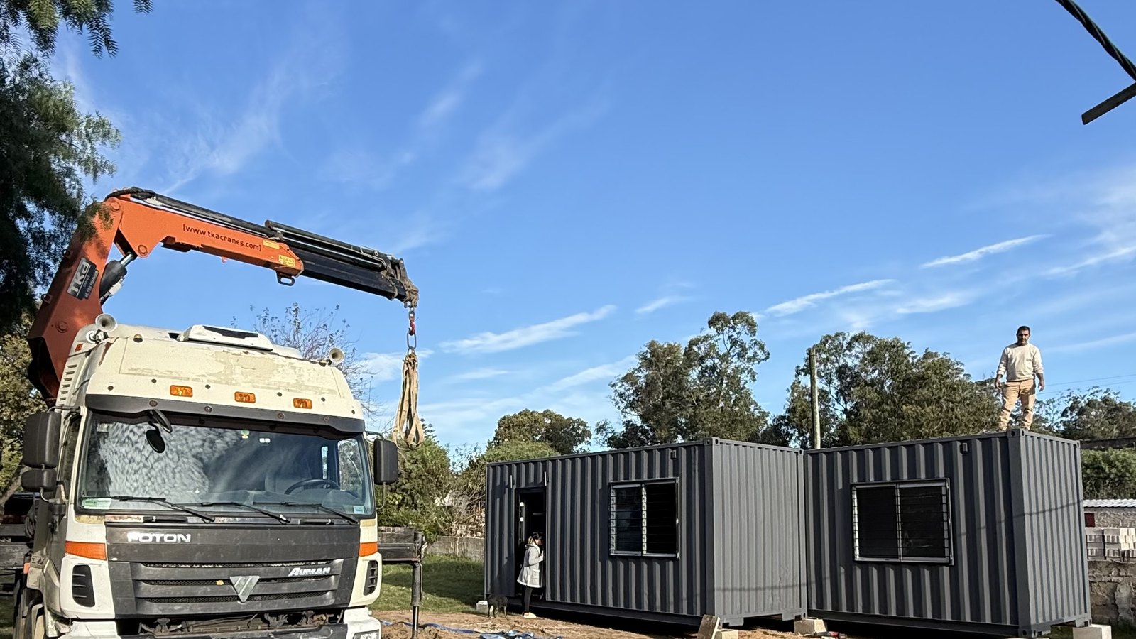 Colocación de contenedores en obra con camión grúa