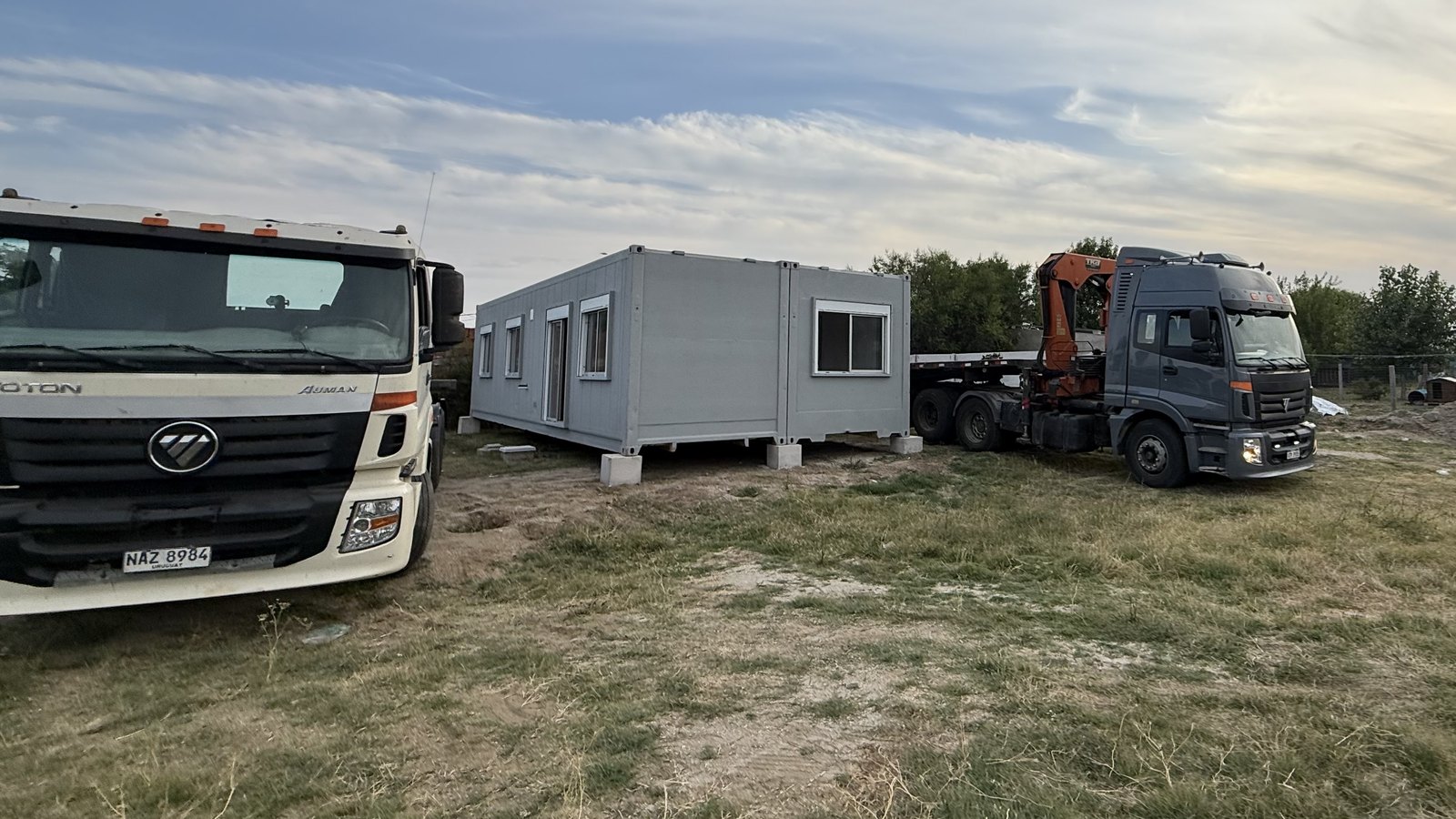 Módulo instalado en su terreno junto al camión