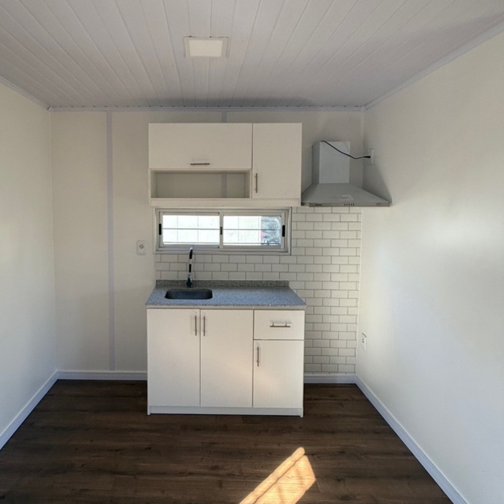 Cocina con mesada y azulejos