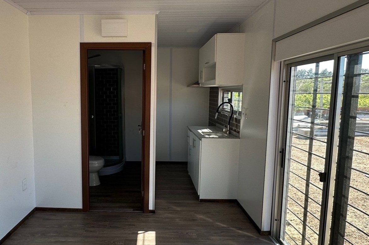 Interior del módulo: ambiente, baño y cocina