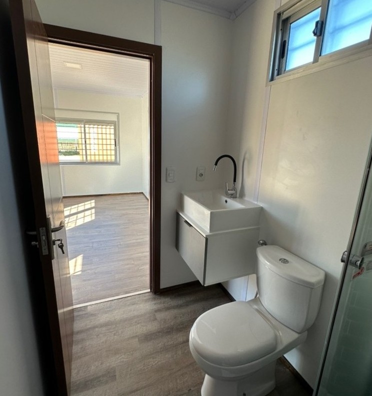 Baño, con vista al ambiente