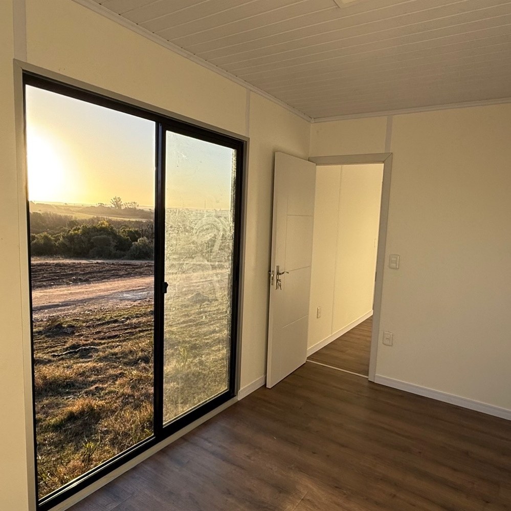 Dormitorio con puerta corrediza