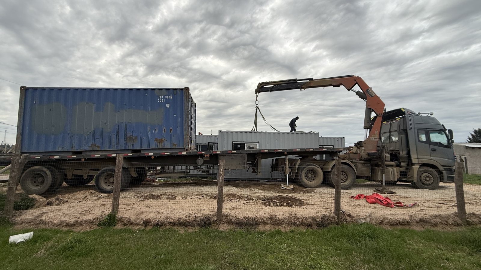 Camiones de Urbeton transportando contenedores